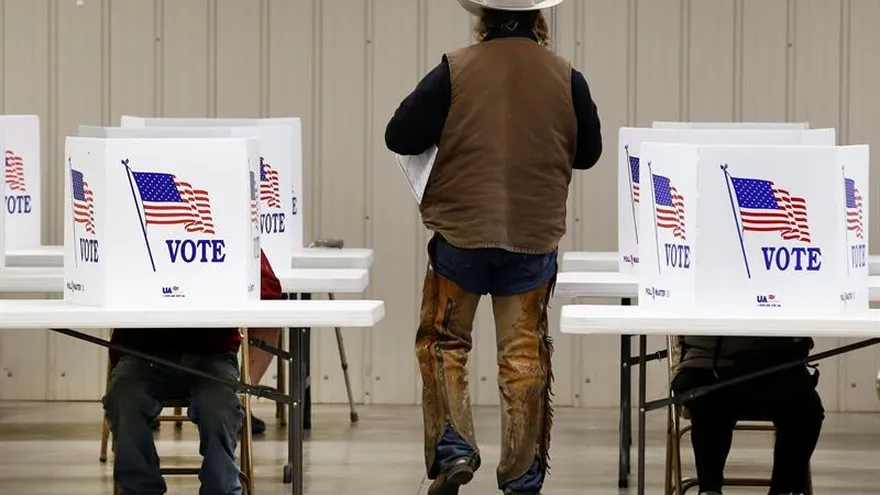 Un hombre vota el pasado 8 de noviembre 2016, en un colegio electoral en Cottonwood, Kansas.