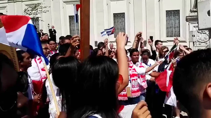 Regocijo de jóvenes panameños por entrega de la Cruz Peregrina