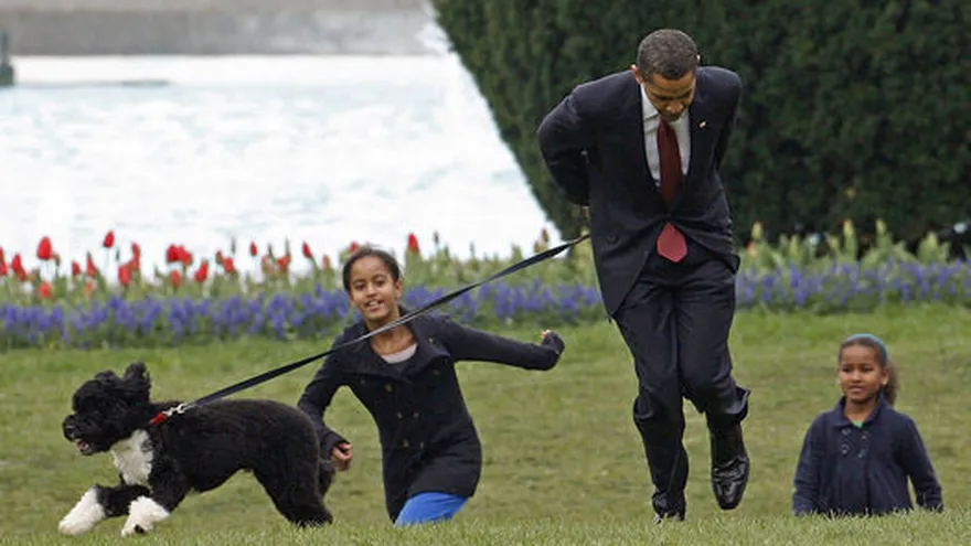 Barack Obama paseado su mascota junto a sus hijas.
