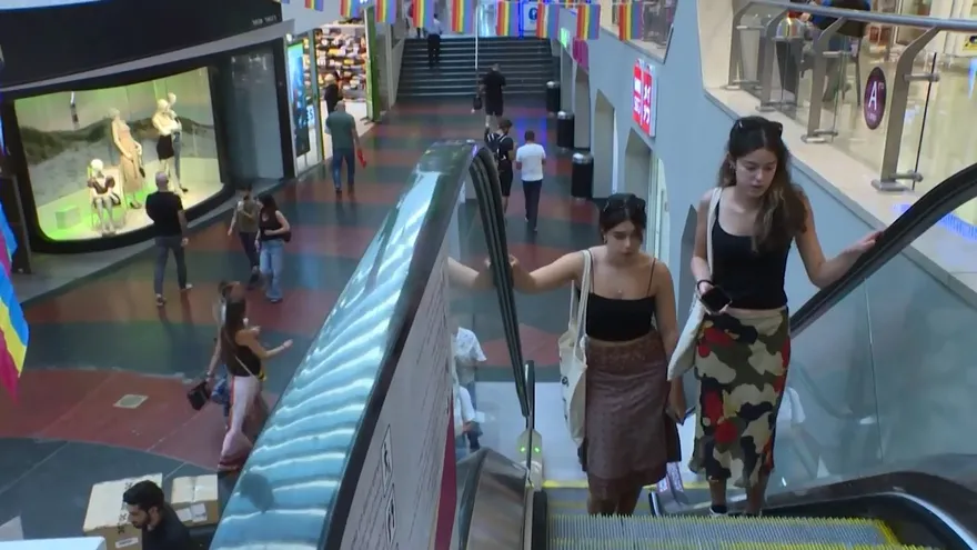 Israelíes sin mascarillas en lugares públicos cerrados