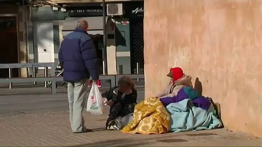 Miles de personas se dedican a pedir caridad en España.