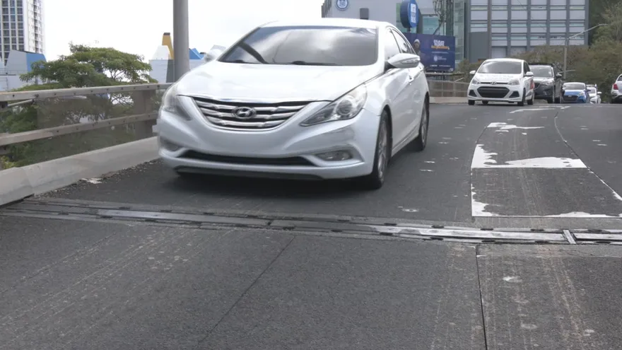 Vehículos sobre el puente vehicular cerca de la USMA