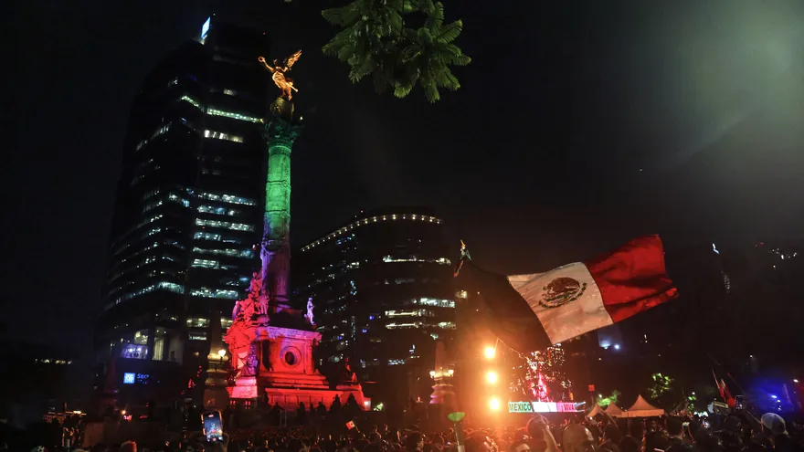 Celebración en el Ángel de la Independencia en México