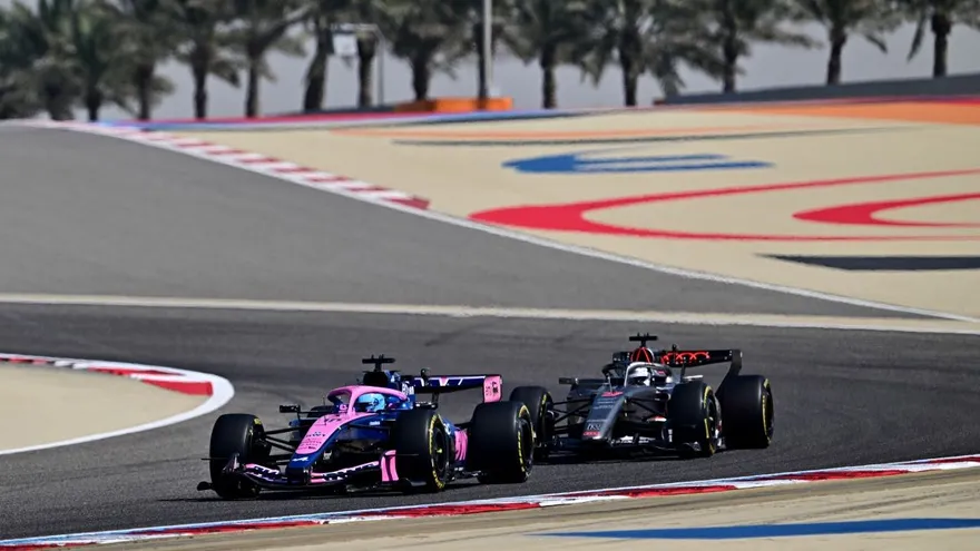 Pierre Gasly (adelante) y Nico Hulkenberg durante los ensayos en Baréin