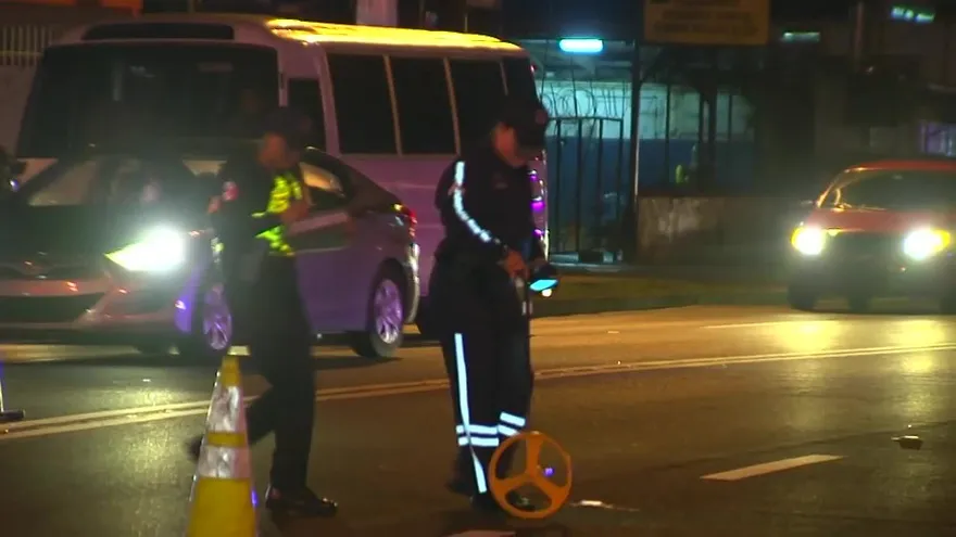 Motorizado muere tras colisionar con bus