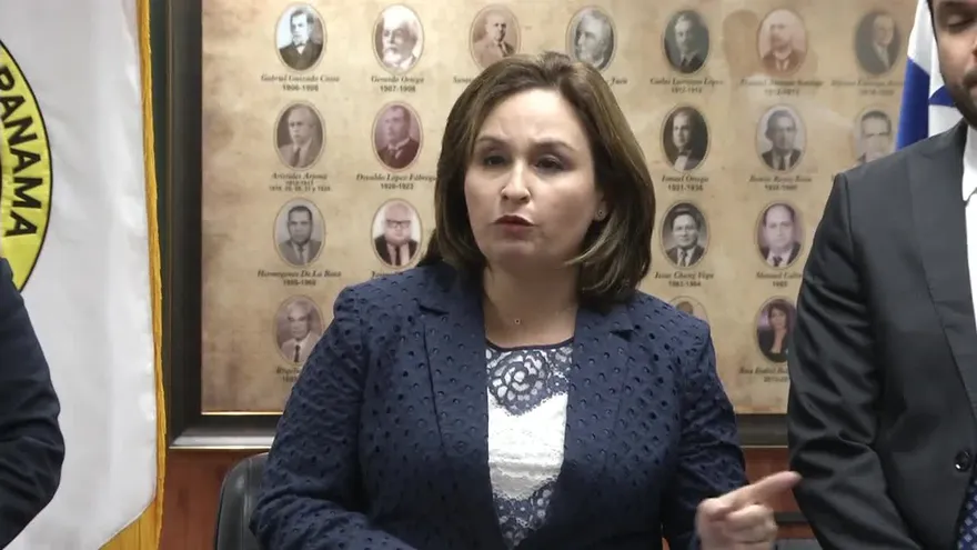 Evelyn Vargas seguirá detenida