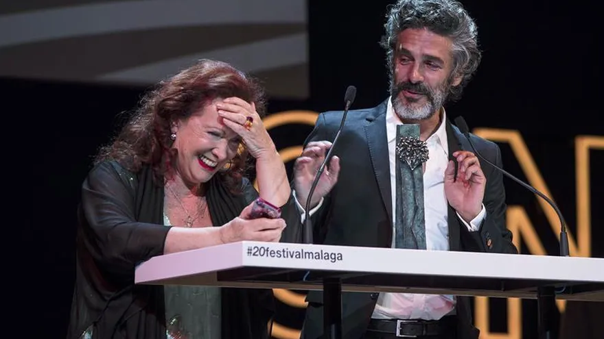 El actor argentino Leonardo Sbaraglia, acompañado por su madre Roxana Randón, tras recibir la Biznaga Premio Málaga-Sur, dentro de la XX edición del Festival de Málaga Cine en Español, esta noche en el Teatro Cervantes de Málaga.
