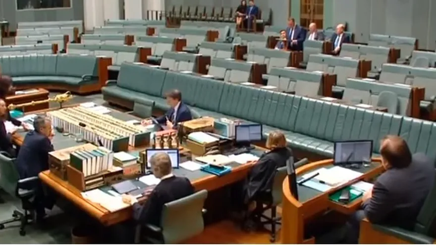 Diputado pide la mano a su novio en el parlamento