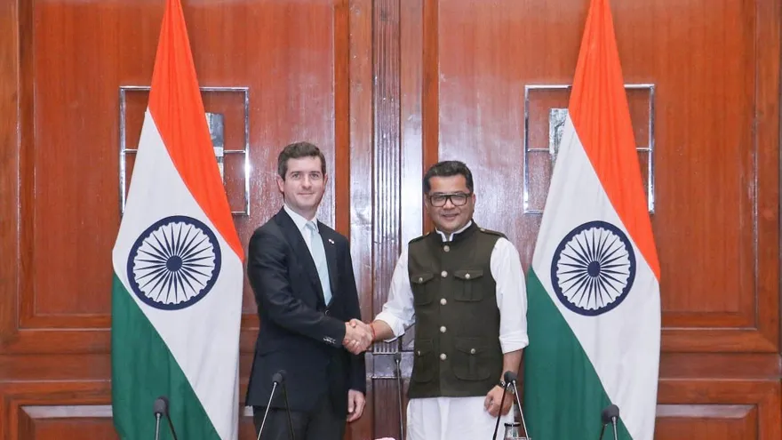 El viceministro de Relaciones Exteriores de Panamá, Carlos Hoyos (izq.) y Pabitra Margherita, ministro de Estado para Asuntos Exteriores de la India.