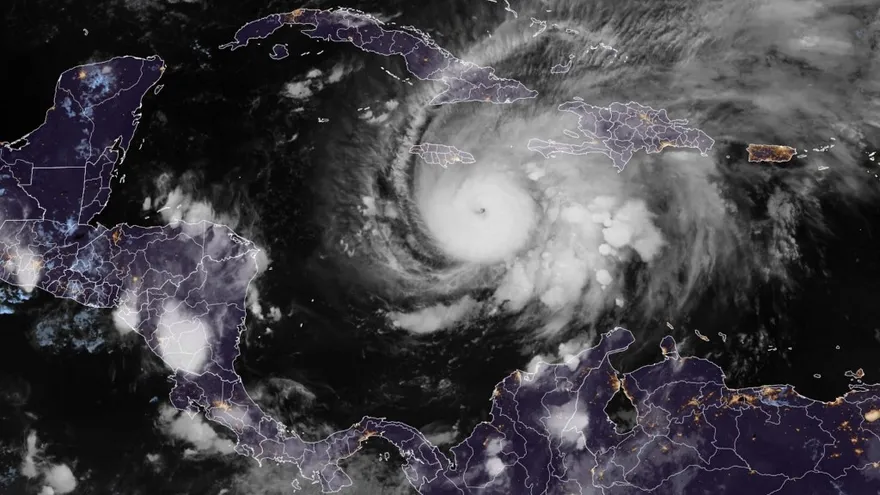 Huracán Melissa avanza por el mar Caribe.