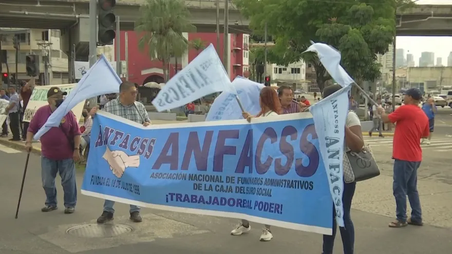 Manifestantes protestan en los predios de la Asamblea Nacional