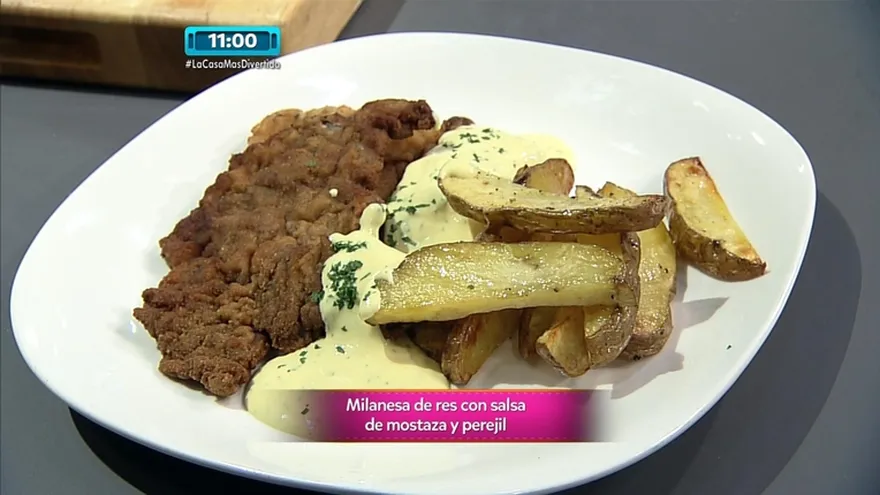 Milanesa de res con salsa de mostaza y perejil