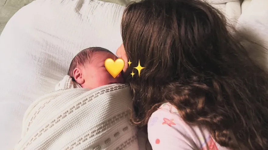 Isabella besa a su bebé