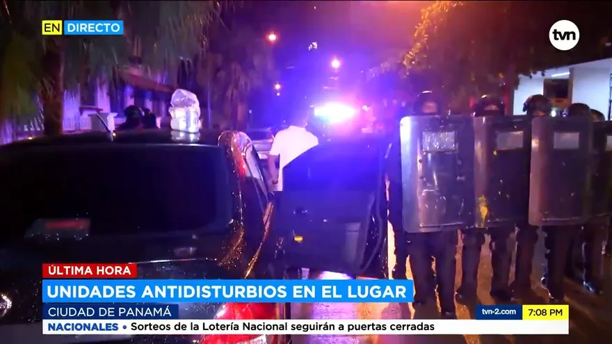 Policía toma control en área de manifestación en los predios del Senniaf