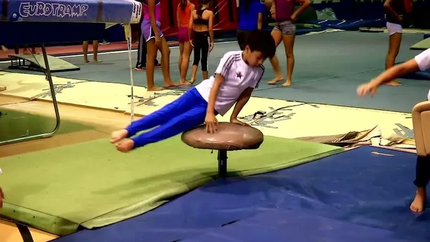 La destreza de los pequeños gimnastas
