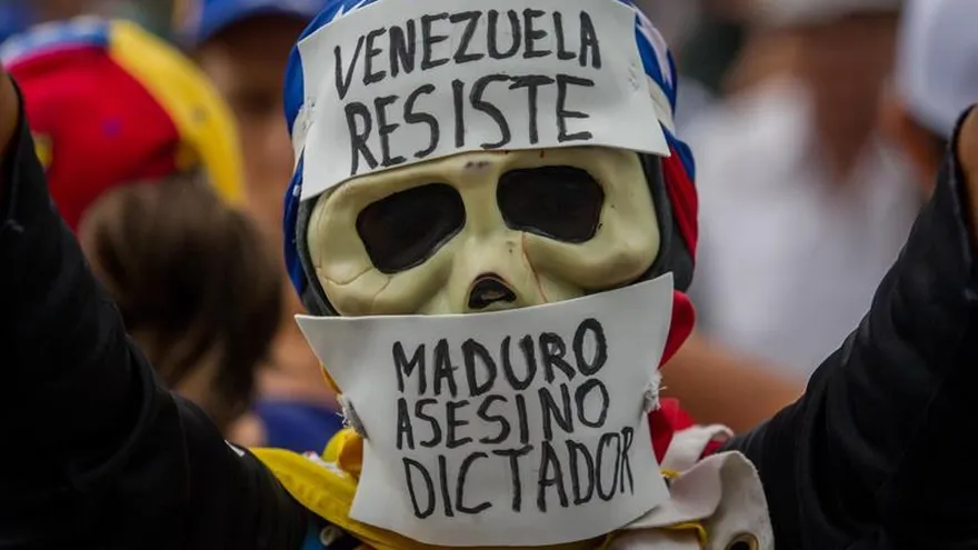 Un hombre enmascarado participa en una manifestación contra el Gobierno nacional hoy, lunes 1 de mayo del 2017, en Caracas (Venezuela).