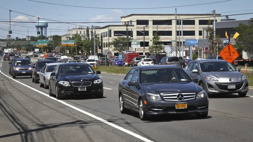 Diversos vehículos transitan por la ruta 107 en Hicksville, la localidad natal del rockero Billy Joel, en Nueva York