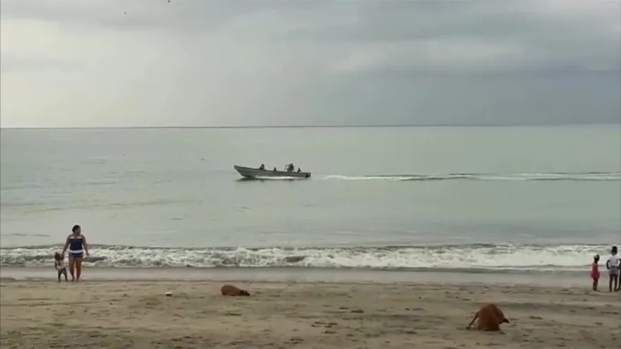 Buscan a hombre desaparecido en playa de Farallón