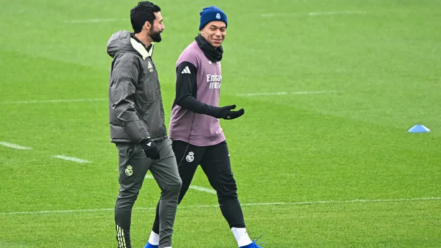 Kylian Mbappé y Álvaro Arbeloa conversan durante un entrenamiento del Real Madrid