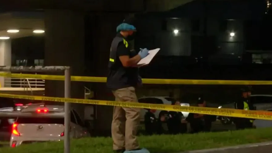 Personal del Ministerio Público realizando la investigación por un homicidio
