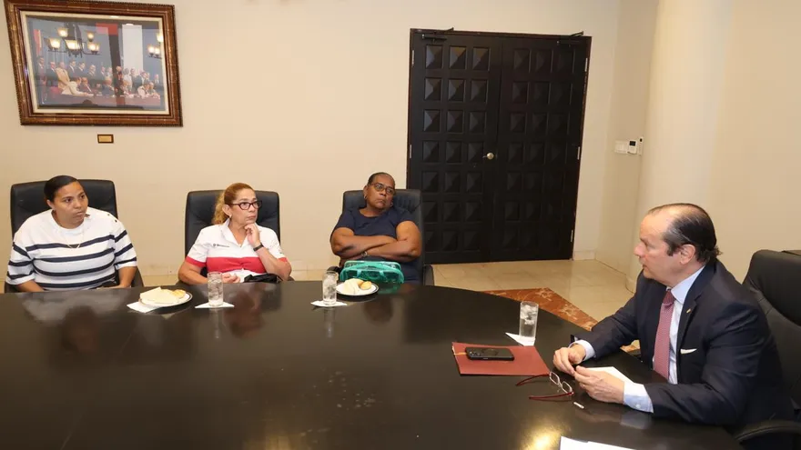 Canciller Javier Martínez-Acha Vásquez y familiares de los detenidos.