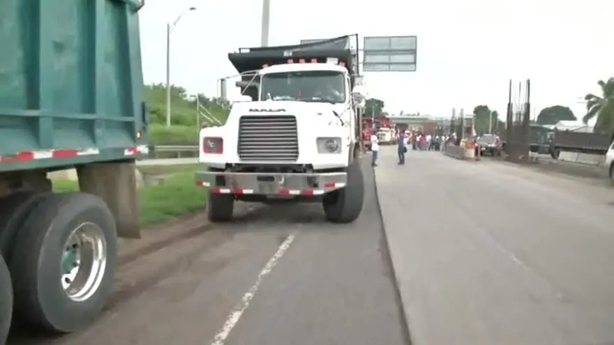 Camioneros y taxistas reabren vías en Panamá Este
