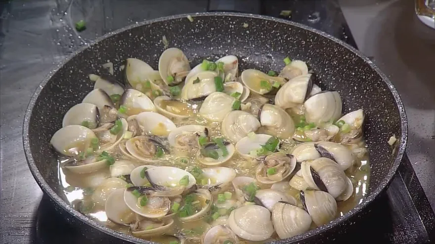 Mr.Fish nos prepara unas almejas borrachas