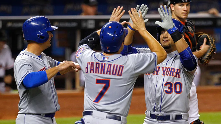 Michael Conforto (30) bateó un jonrón de tres carreras en el partido