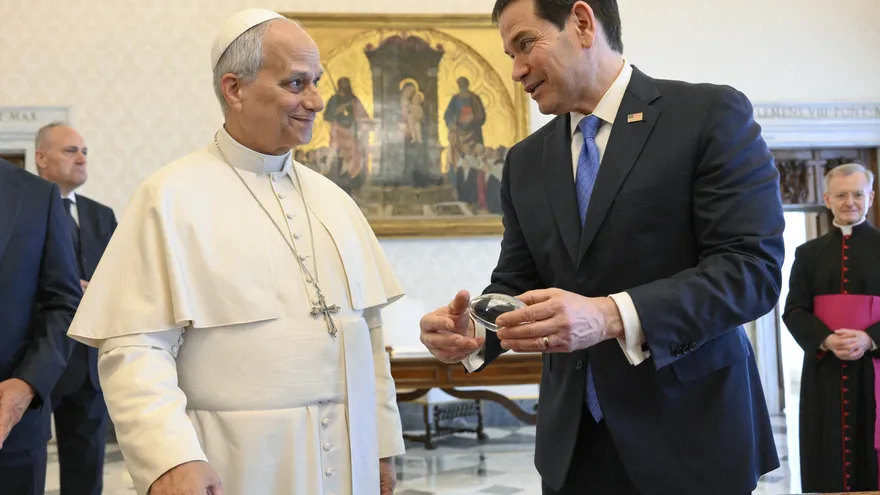 El papa León XIV durante una audiencia privada con el Secretario de Estado de EE. UU., Marco Rubio