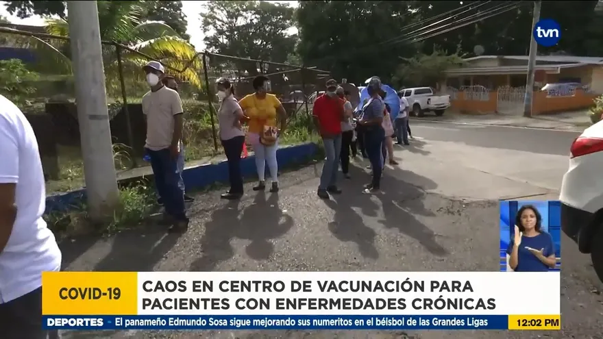 Pacientes crónicos realizan largas filas en San Miguelito para vacuna