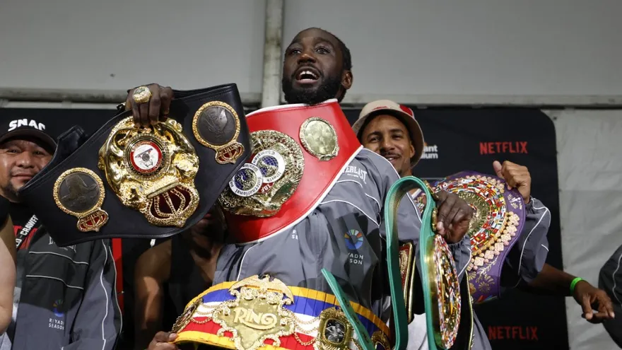 Terence Crawford mostrando todas sus fajas de campeón