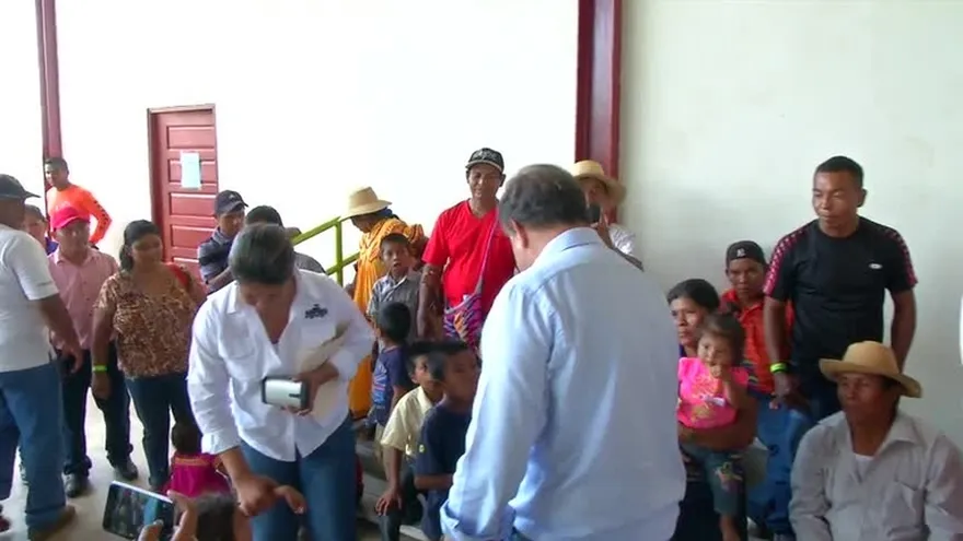 Varela responde a demandas de residentes de Curundú