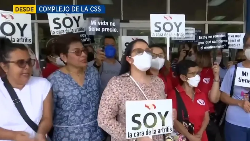 Pacientes de artritis reumatoide protestan