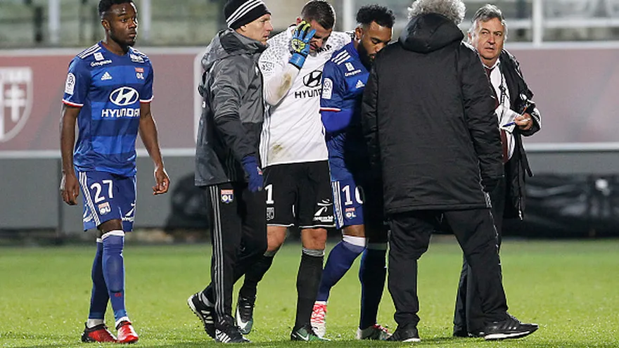 El portero Anthony Lopes (c) fue afectado por petardos que arrojaron fanáticos del Metz