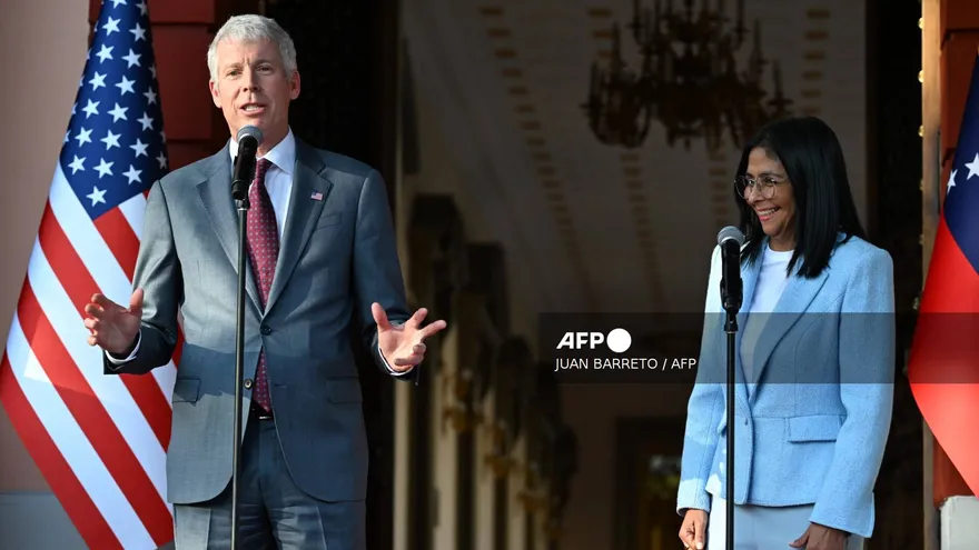 Secretario estadounidense de Energía junto con la presidenta interina de Venezuela, Delcy Rodríguez