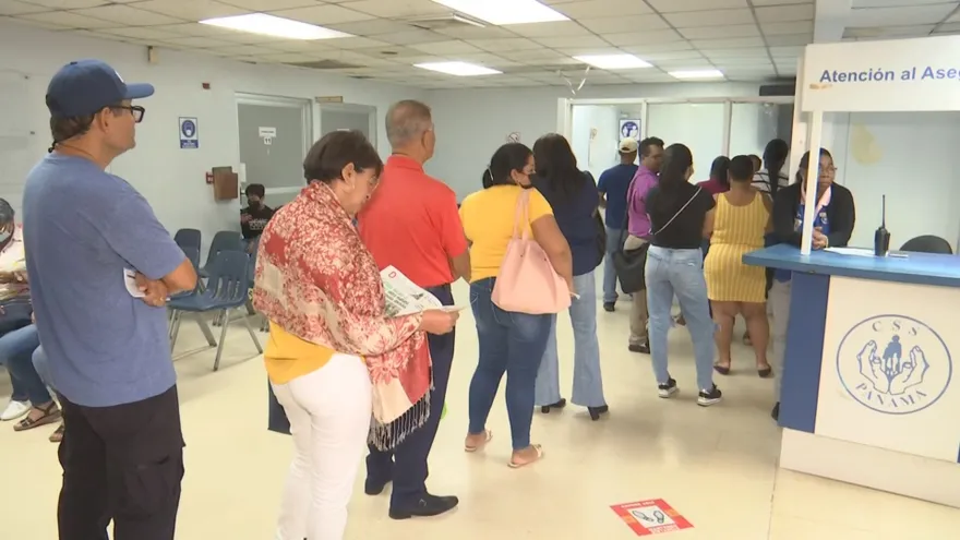 Asegurados forman filas en una policlínica de Panamá