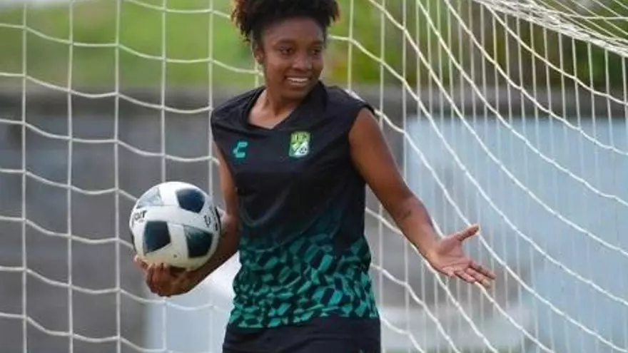 Marta Cox con la camiseta del León.