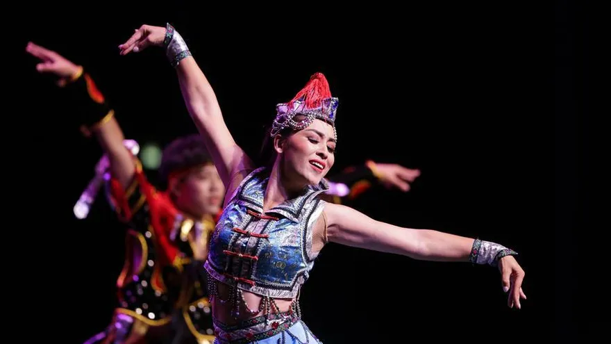 Fotografía realizada el 11 de septiembre de 2019 del grupo artístico chino Shenzhen mientras presentan el espectáculo "Canción de la Nueva Era", un show que combina danza, malabares, música y canto, en el Teatro Presidente de San Salvador (El Salvador)