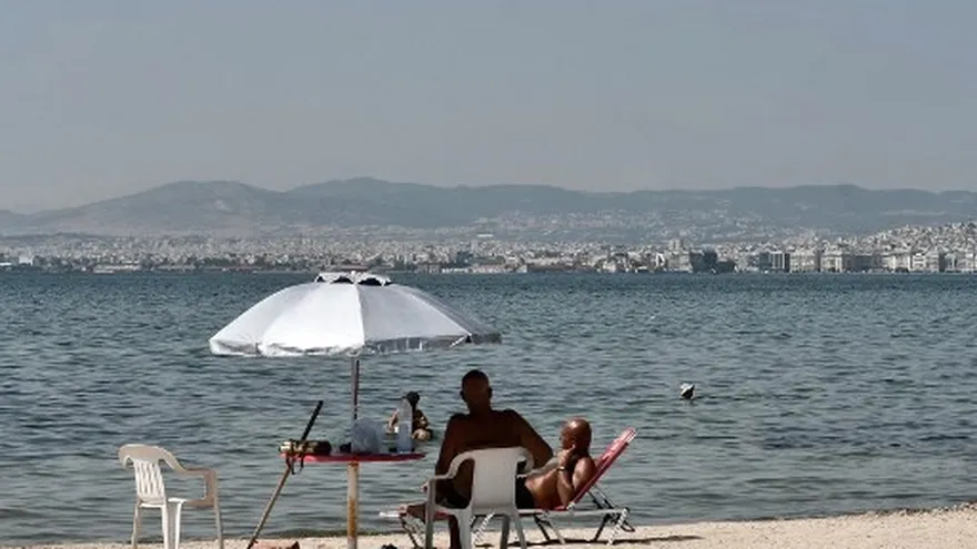 Varias personas en una playa en Grecia