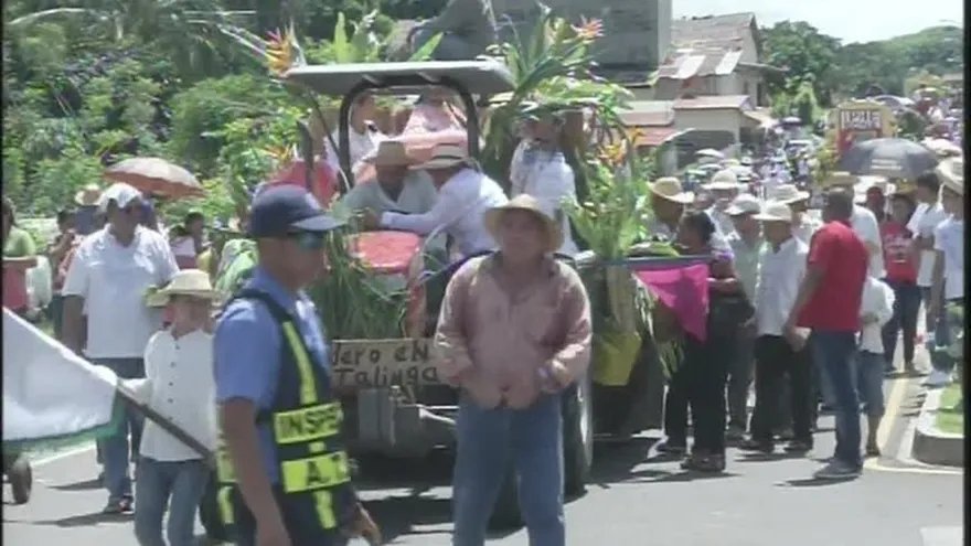 Soná celebra con un desfile típico