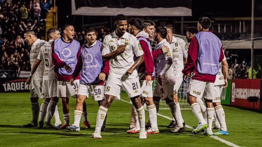 Fidel Escobar celebra cerca sus compañeros del Saprissa