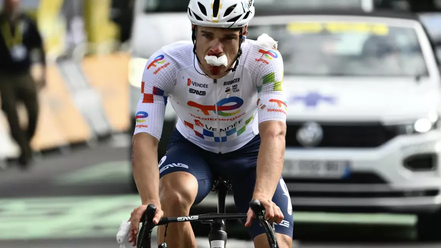 Emilien Jeannière ciclista del Tour de Francia compitió lesionado