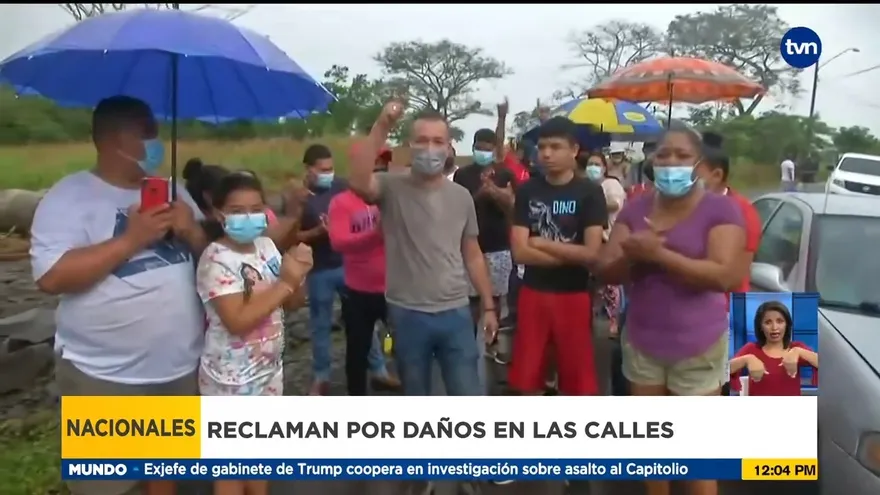 Moradores protestan en contra del paso de camiones pesados