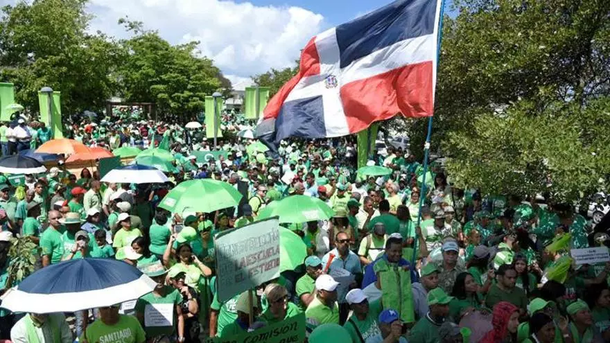 Cientos de dominicanos marchan en contra de la corrupción y la impunidad, en respaldo a una iniciativa convocada en medio de la investigación contra la empresa brasileña Odebrecht por sobornos , en Puerto Plata (República Dominicana).