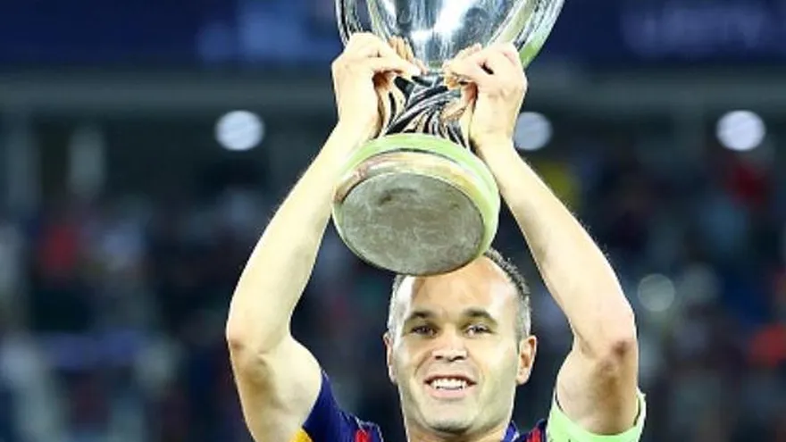 Iniesta con la Supercopa.