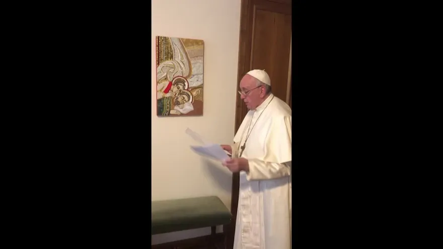 El papa se une por vídeo a oración de fieles italianos contra el coronavirus.