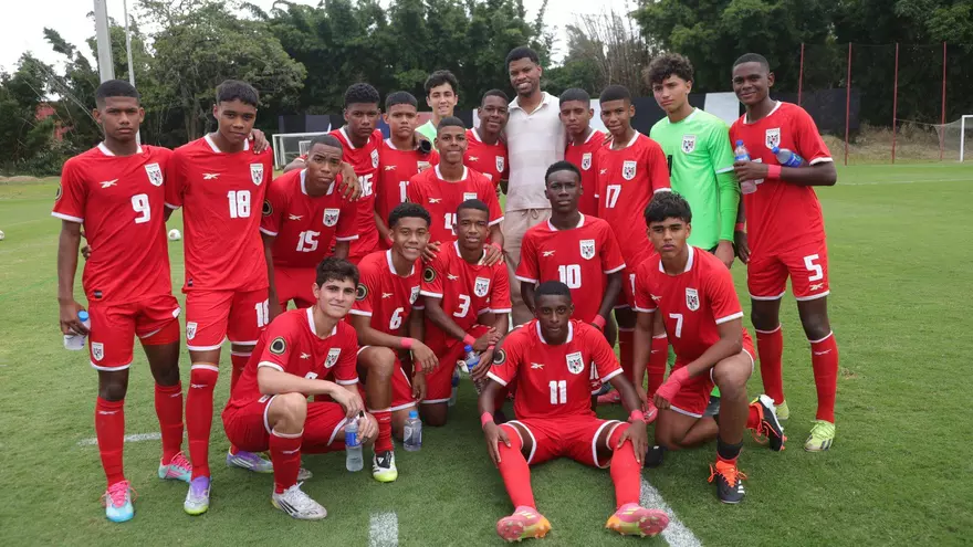 INewton Williams junto a jugadores de la Selección Sub-15 de Panamá