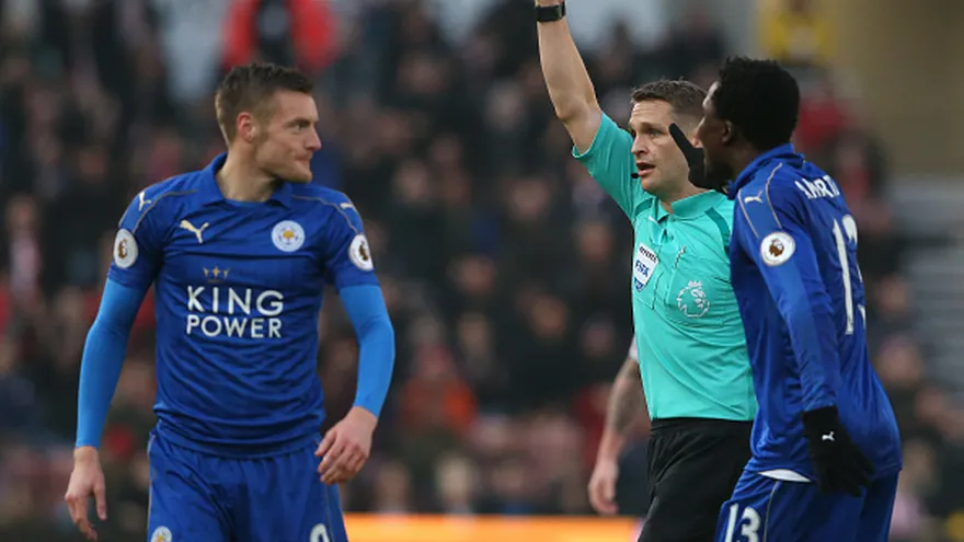 Jamie Vardy  (9) al momento de recibir la tarjeta roja en el juego ante Stoke City