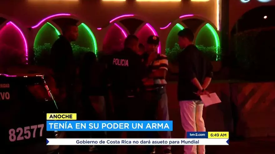 Investigan muerte de un hombre encontrado fuera de una casa de citas
