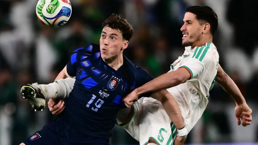 Federico Viñas (de frente) en un partido amistoso entre Uruguay y Argelia